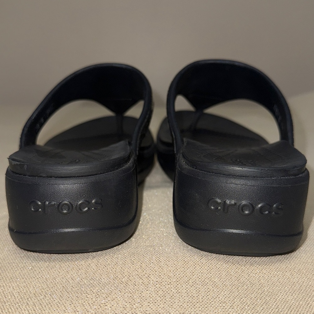 Crocs Monterey Hammered Metallic Wedge Flip Sandal Size 7 Black/Silver NWOT - Picture 3 of 6